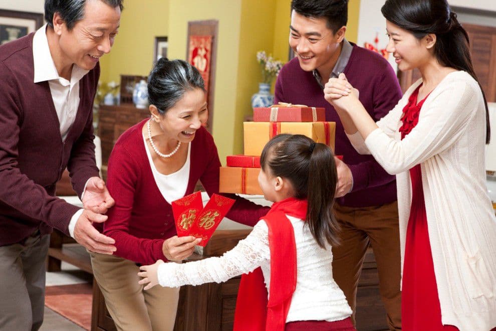 Chọn tuổi xông nhà năm 2023 cho năm mới vạn điều may