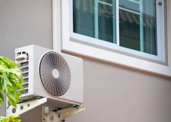 Cục Nóng Điều Hòa Để Ngoài Trời Có Cần Che Chắn Mưa Gió?